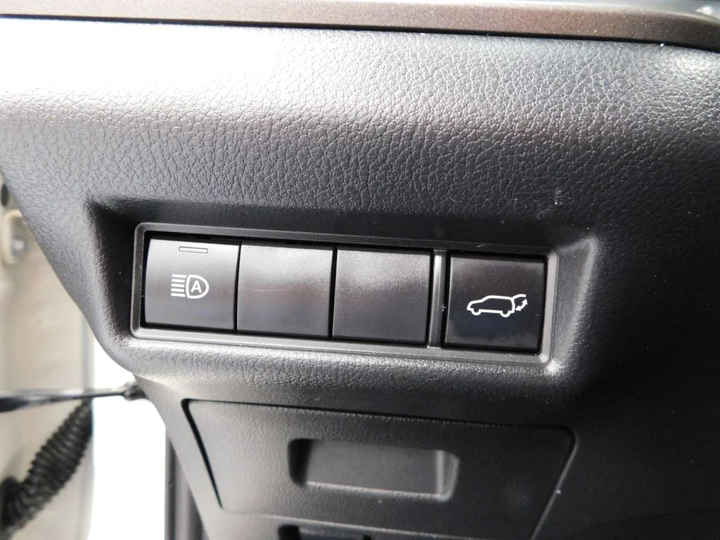 Used 2024 Cream Toyota XLE image 19