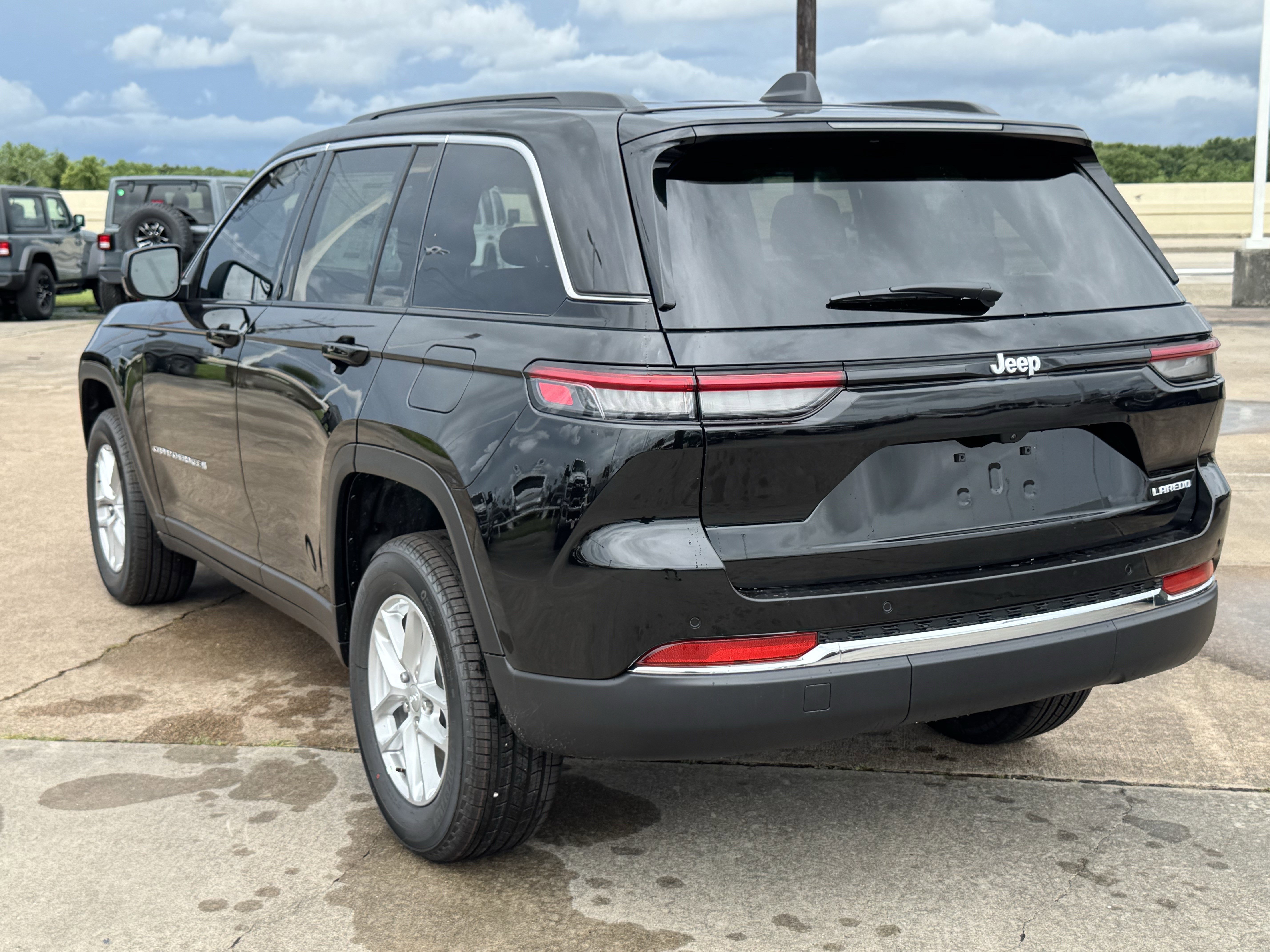 New 2026 Diamond Black Crystal Pearl-Coat Exterior Paint Jeep Laredo X image 7