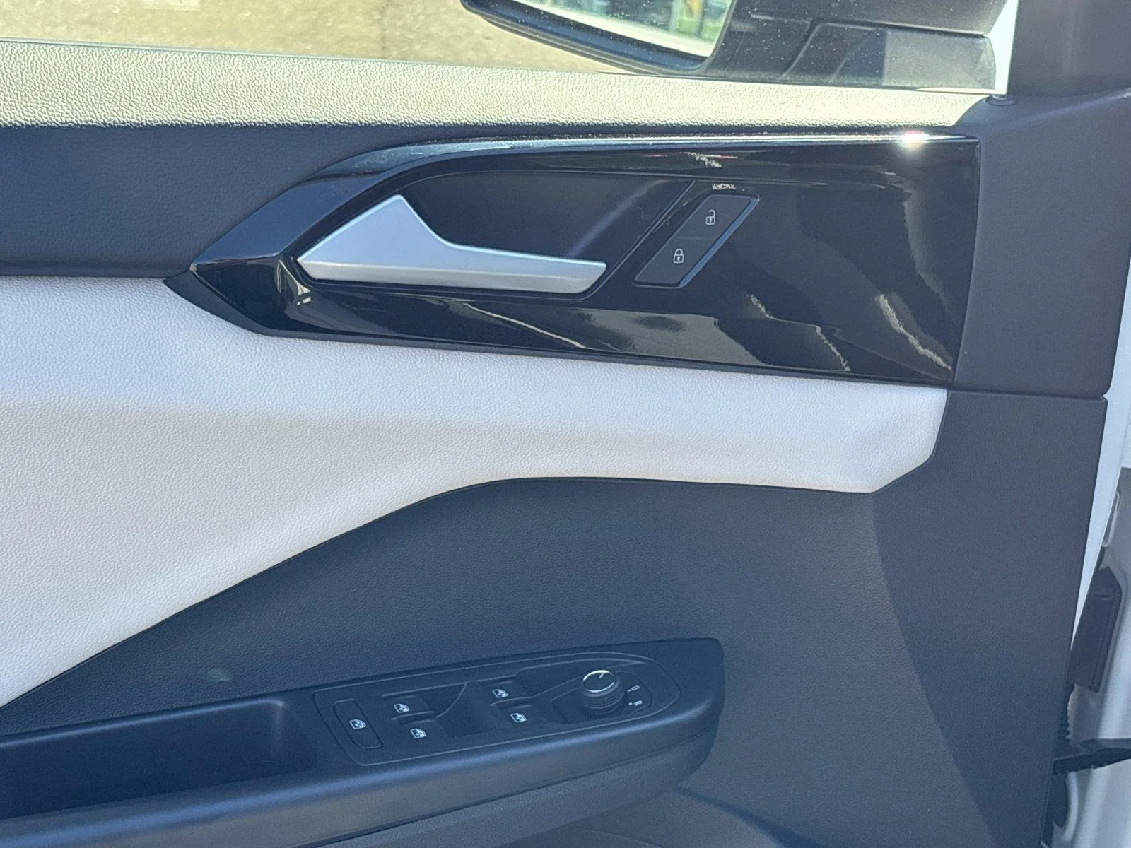 New 2027 Pure White Volkswagen S image 13