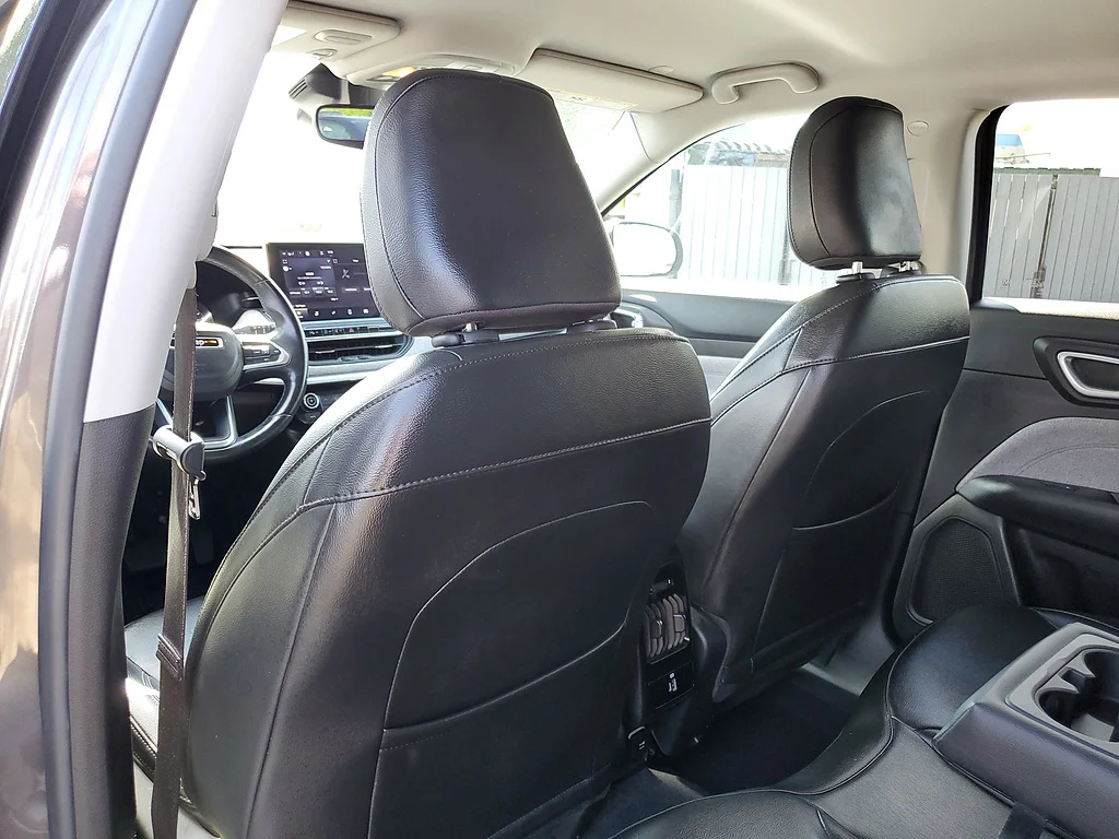 Used 2022 Granite Crystal Metallic Clear Coat Jeep Latitude image 14