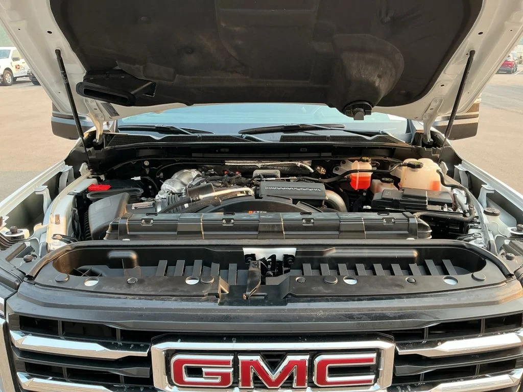 Used 2025 White GMC SLE image 24