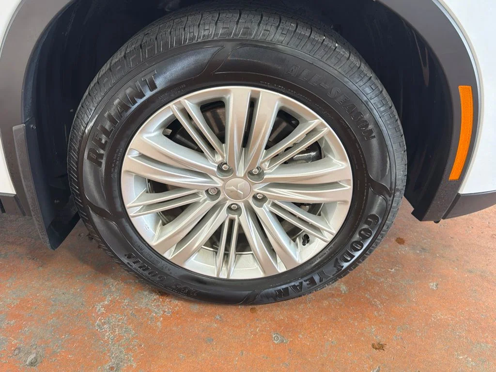 Used 2023 White Mitsubishi ES image 10