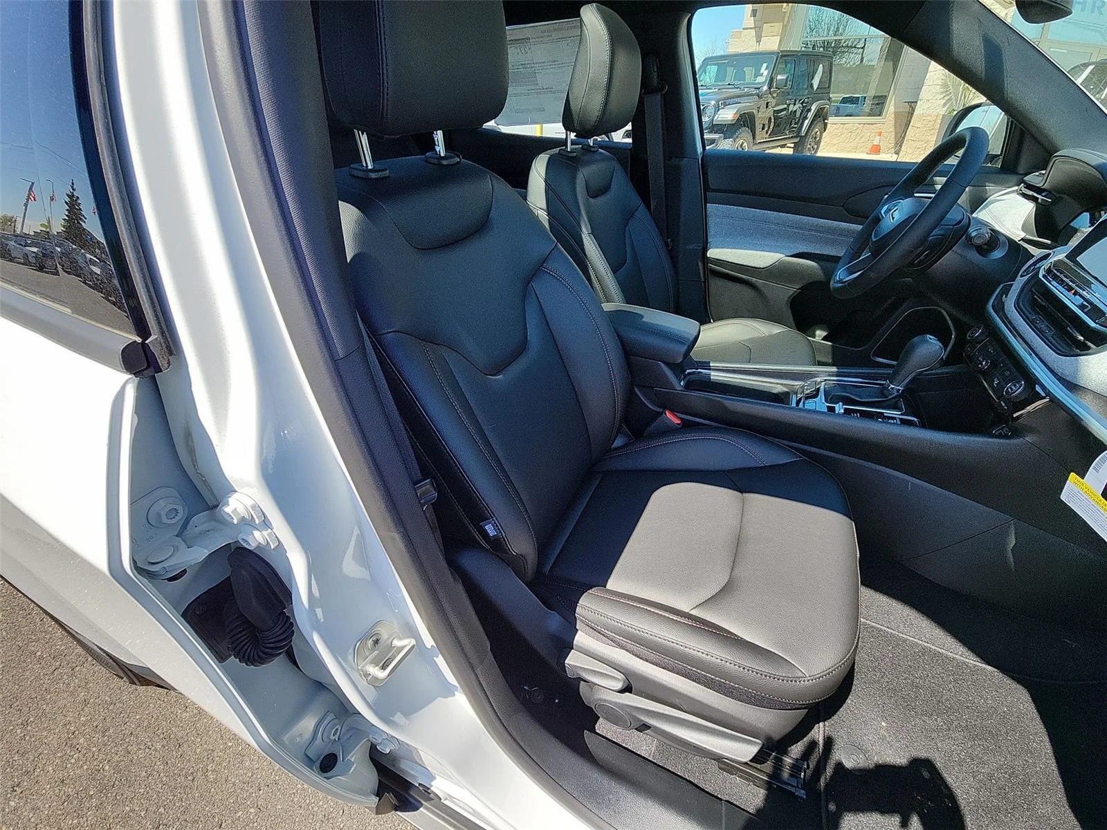 New 2024 Bright White Clear-Coat Exterior Paint Jeep Latitude Lux image 26