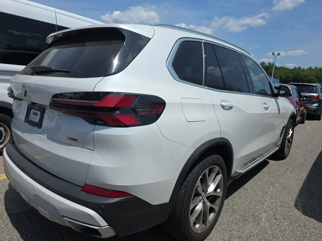 Used 2025 White BMW xDrive40i image 2