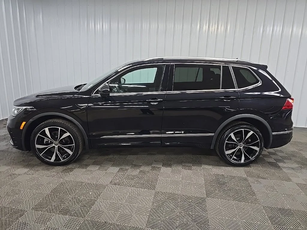Used 2024 Black Volkswagen 2.0T SEL R-Line image 5