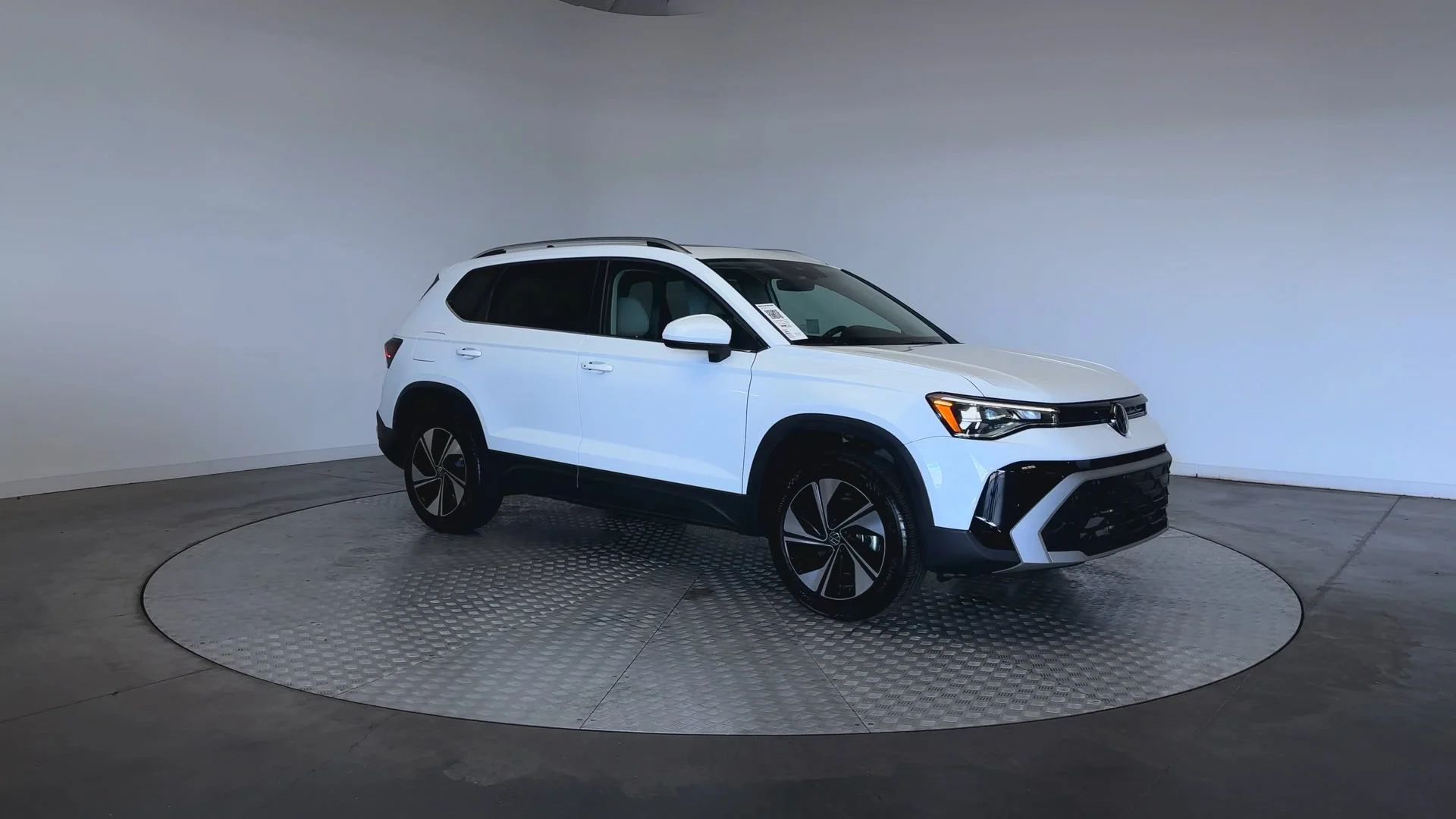 Used 2025 Pure White Volkswagen SE image 2