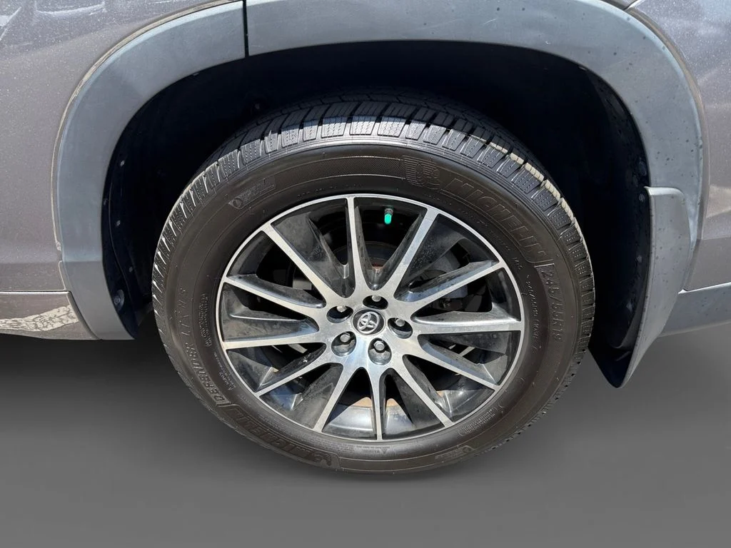 Used 2018 Gray Toyota SE image 8