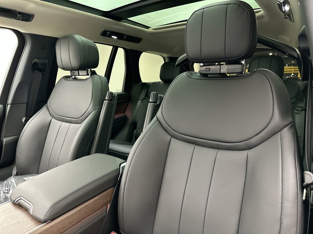 New 2027 Santorini Black Land Rover SE image 10