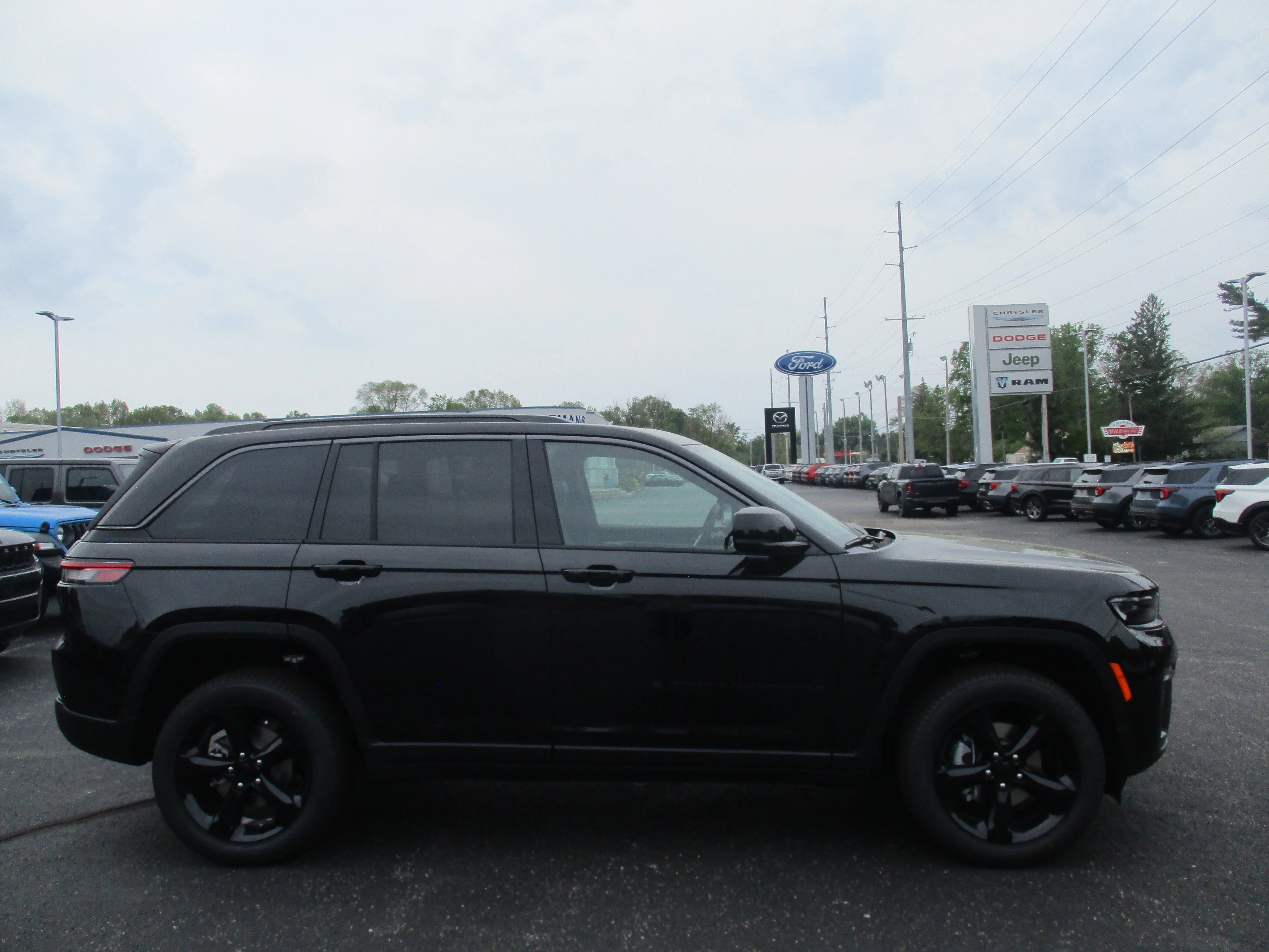 New 2026 Diamond Black Crystal Pearl-Coat Exterior Paint Jeep Limited image 29
