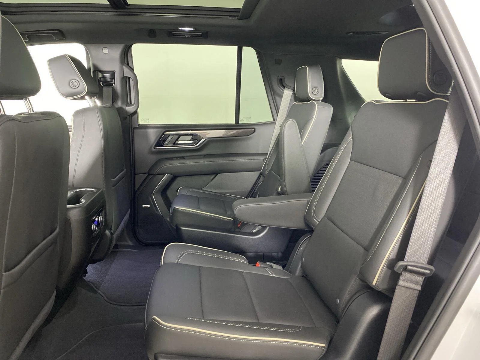Used 2025 Summit White GMC Elevation image 28