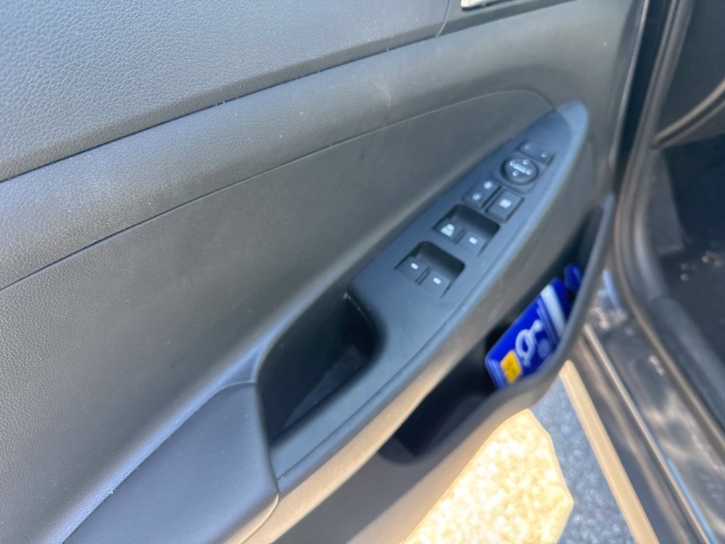 Used 2019 Blue Hyundai SE image 12