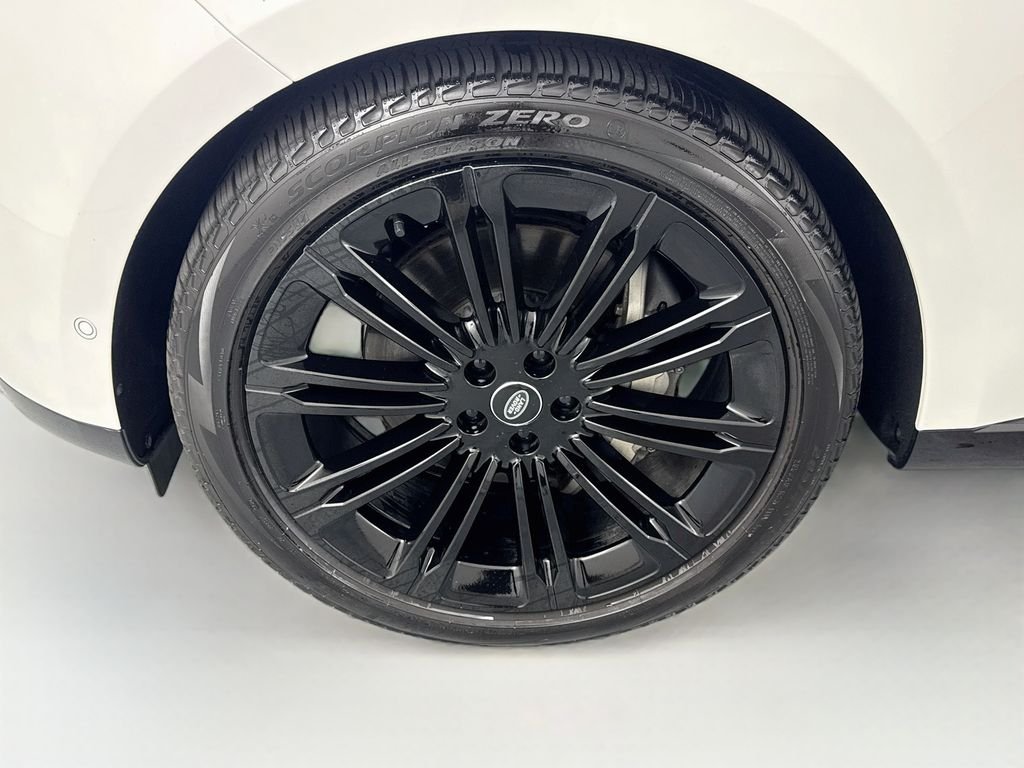 Used 2024 White Land Rover SE image 32