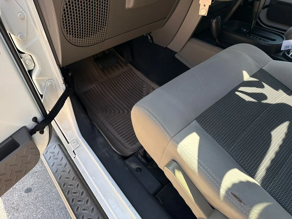 Used 2009 White Jeep X image 21