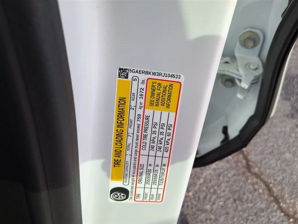 Used 2024 White Frost Tricoat Buick Essence image 35