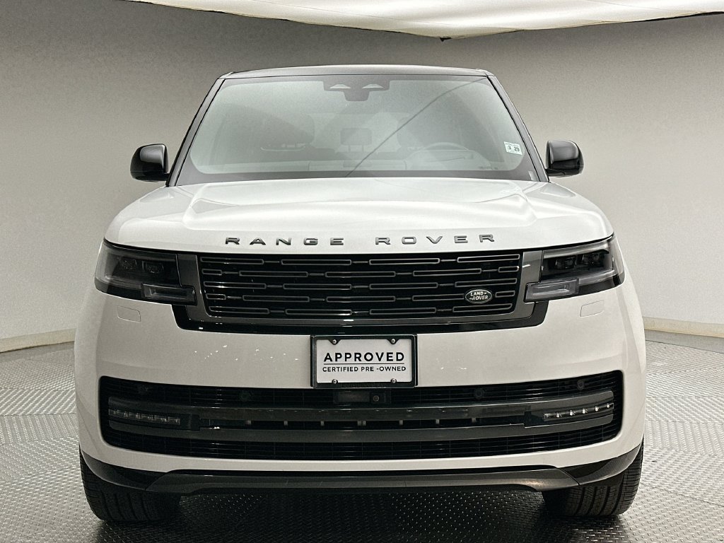 Used 2025  Land Rover SE image 16