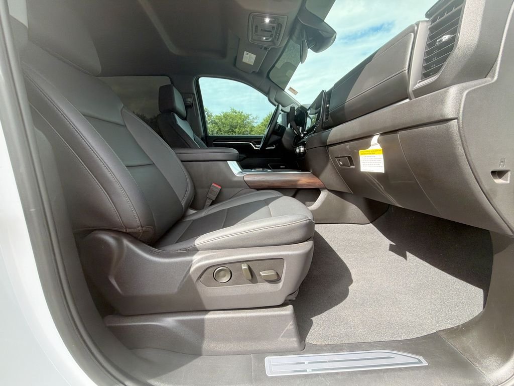 Used 2025 White GMC SLT image 29