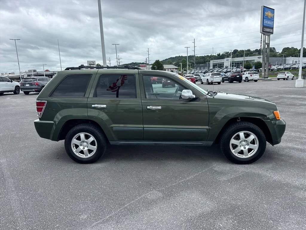 Used 2009 Green Metallic Jeep Laredo image 6