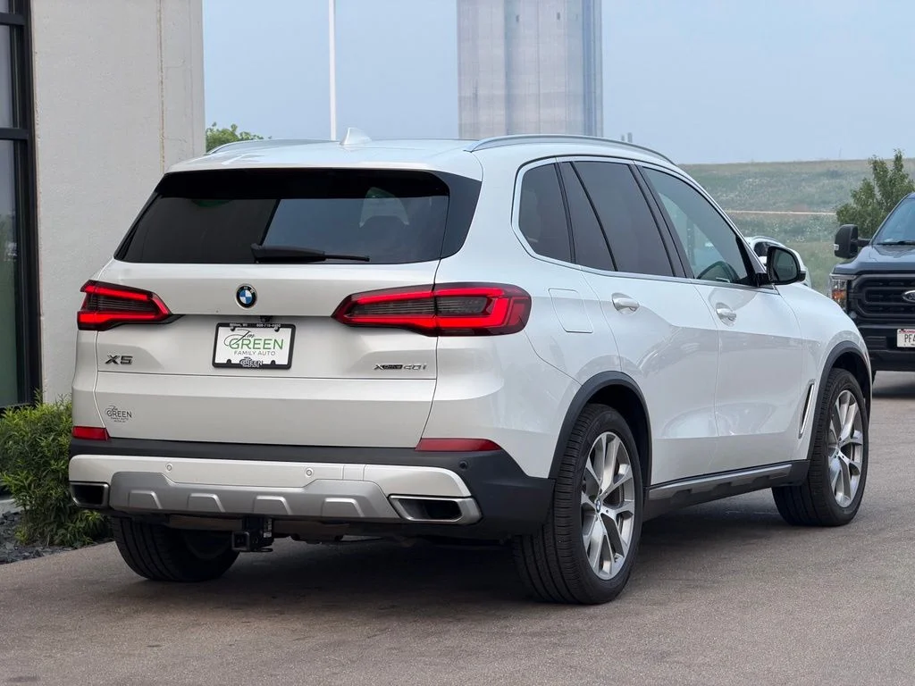 Used 2019 White BMW xDrive40i image 5