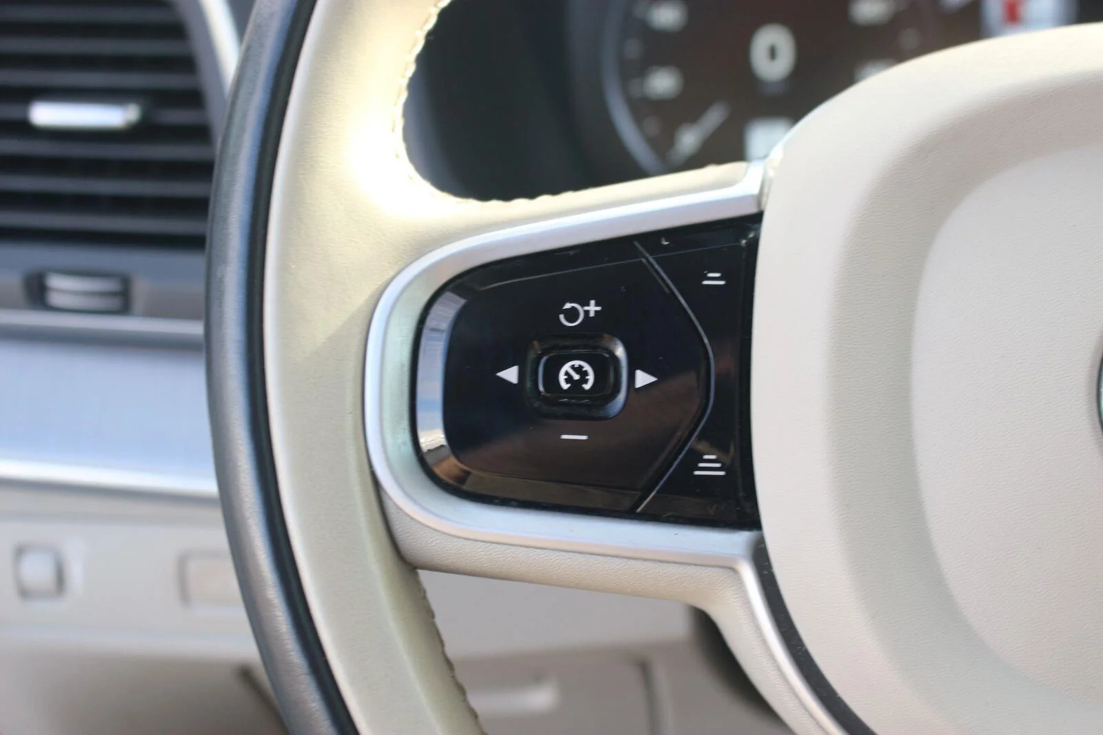 Used 2021  Volvo Momentum image 20