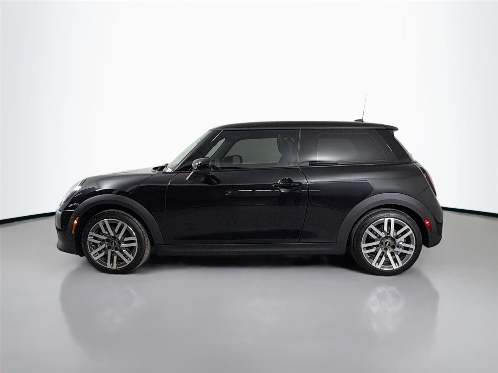 New 2026 Midnight Black II Metallic MINI Signature Plus image 8