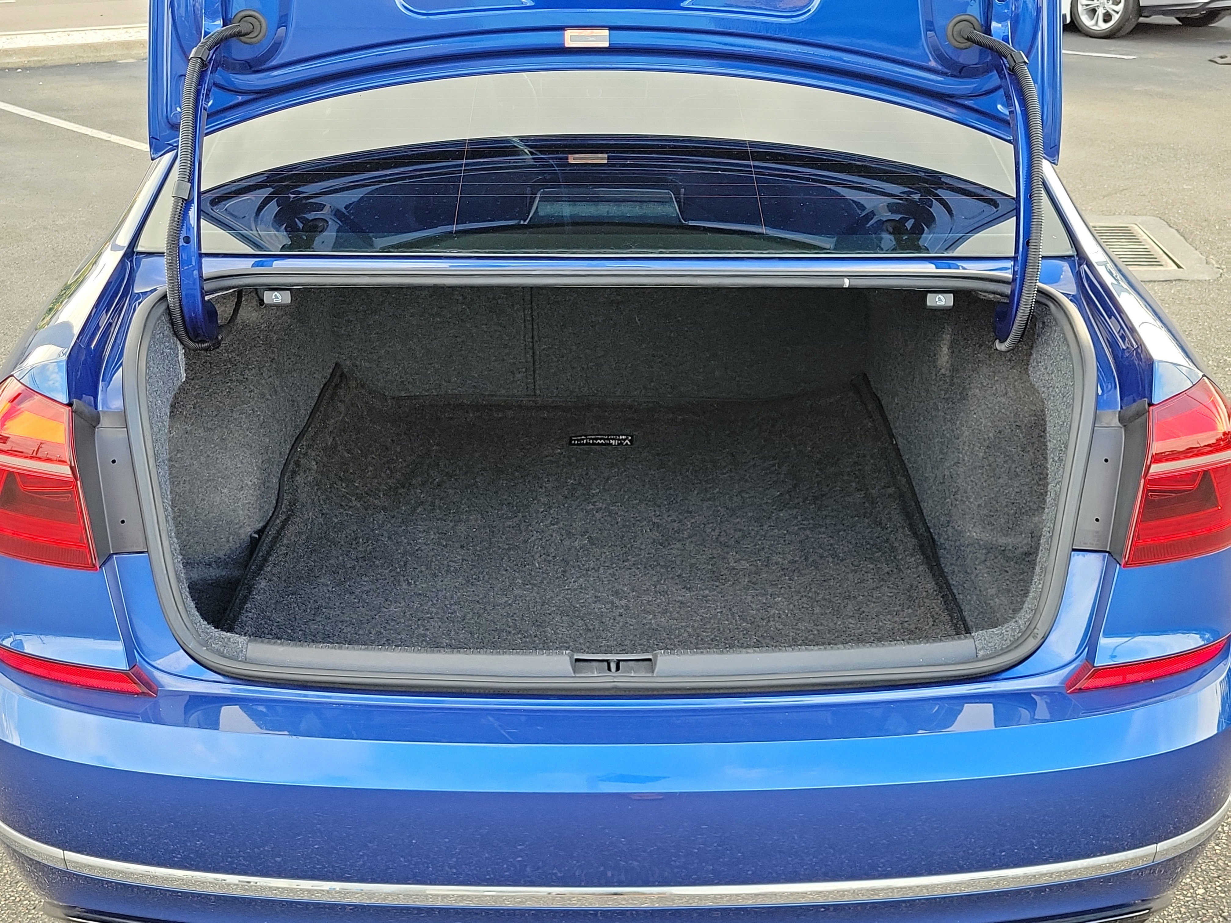 Used 2017 Reef Blue Metallic Volkswagen R-Line w/Comfort Pkg image 11