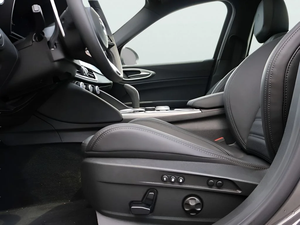 New 2026 Vesuvio Gray Metallic Alfa Romeo Base image 39