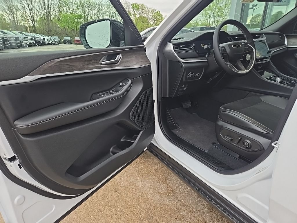 New 2026 Bright White Clear-Coat Exterior Paint Jeep Altitude image 29