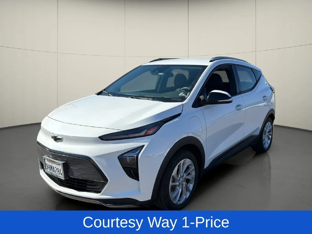 Used 2023 White Chevrolet LT image 4
