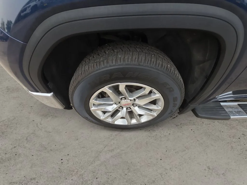 Used 2019 PACIFIC BLUE METALLIC GMC SLT image 9