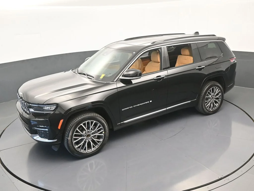 New 2025 Diamond Black Crystal Pearl-Coat Exterior Paint Jeep Summit image 47