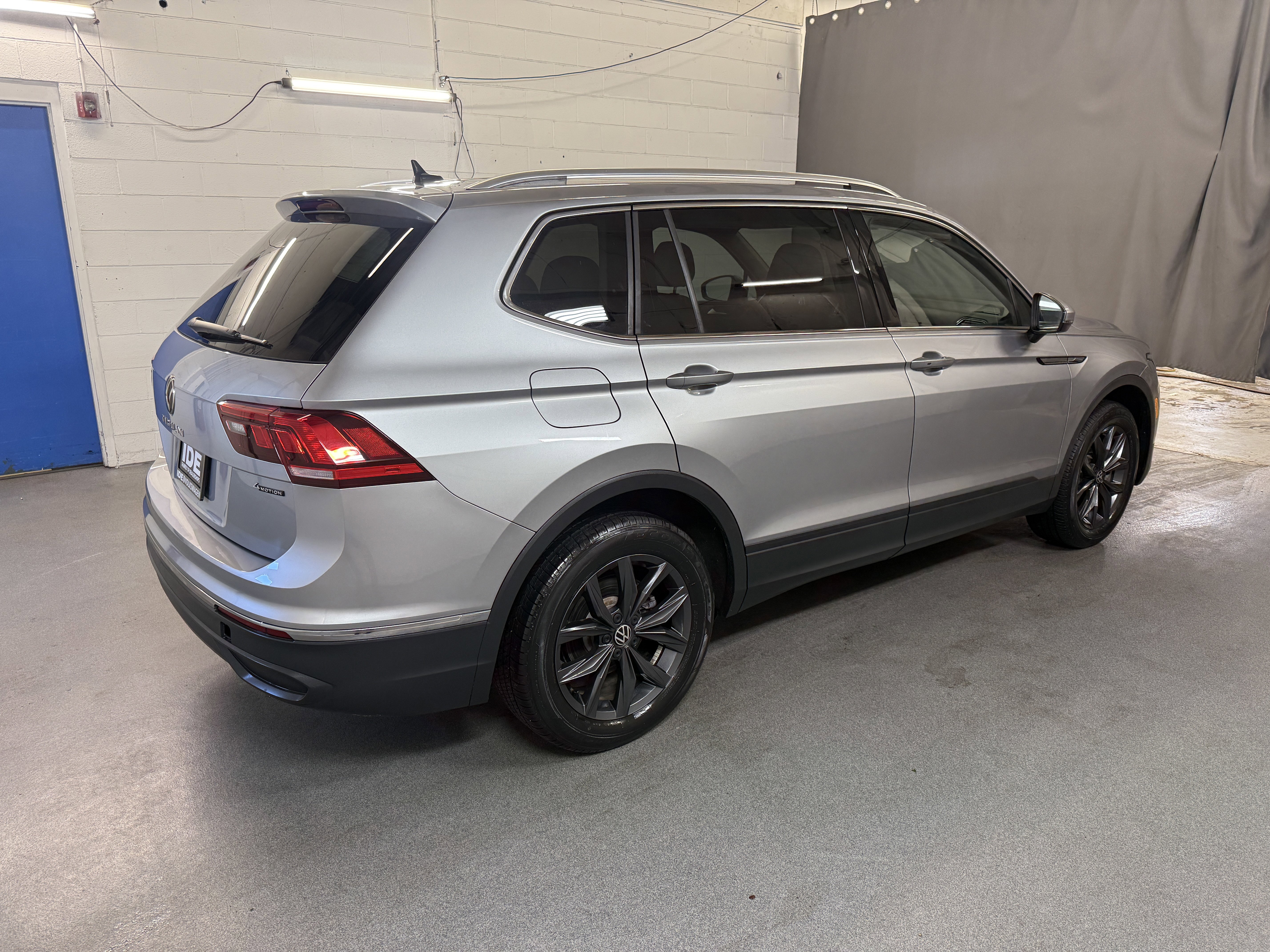 Used 2023 Pyrite Silver Metallic Volkswagen SE image 9