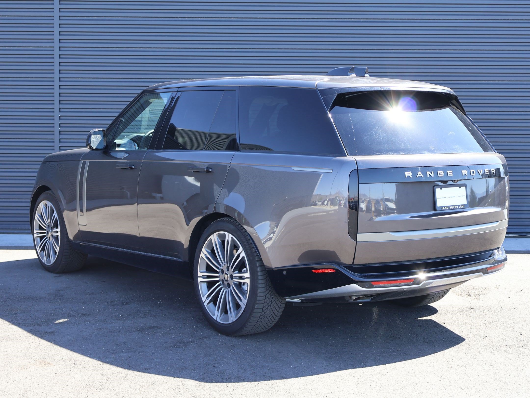 Used 2025 Eiger Grey Metallic Land Rover SE image 3