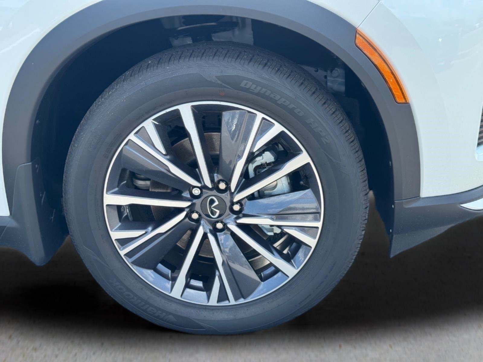 New 2027 Radiant White INFINITI Luxe AWD image 9