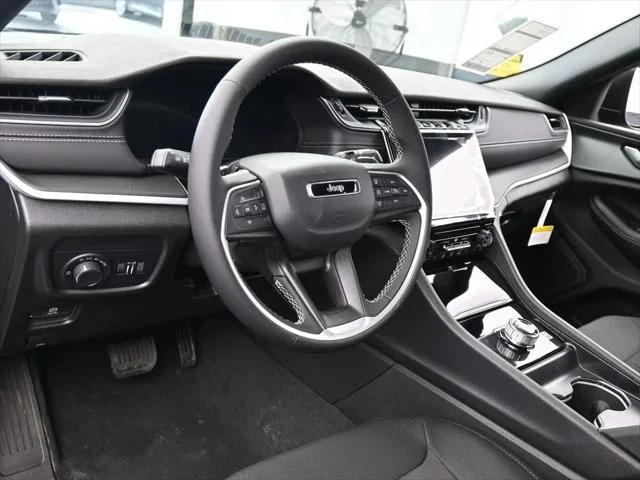 New 2026 Diamond Black Crystal Pearl-Coat Exterior Paint Jeep Laredo image 12