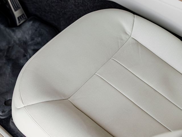 Used 2025 Icy White Gloss Land Rover SV image 15