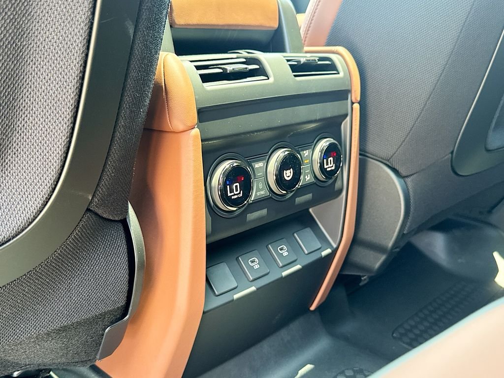 Used 2025  Land Rover OCTA image 33