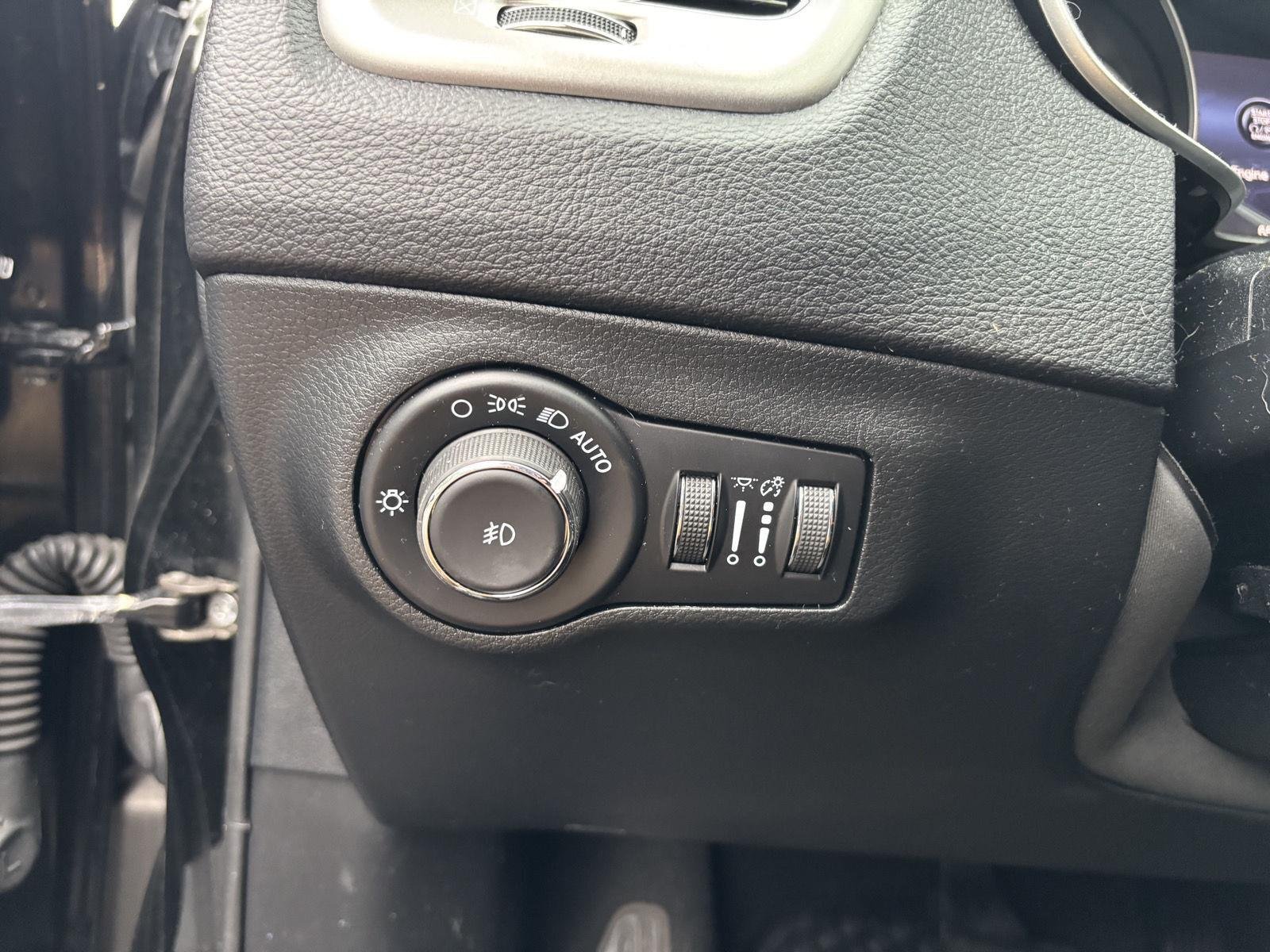 Used 2021 Diamond Black Crystal Pearlcoat Jeep Latitude image 9