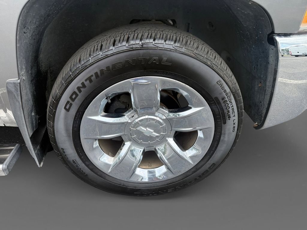 Used 2009 Gray Chevrolet 2HY image 16