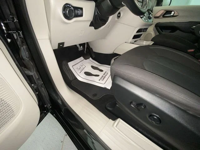 Used 2021 Black Chrysler LX image 12