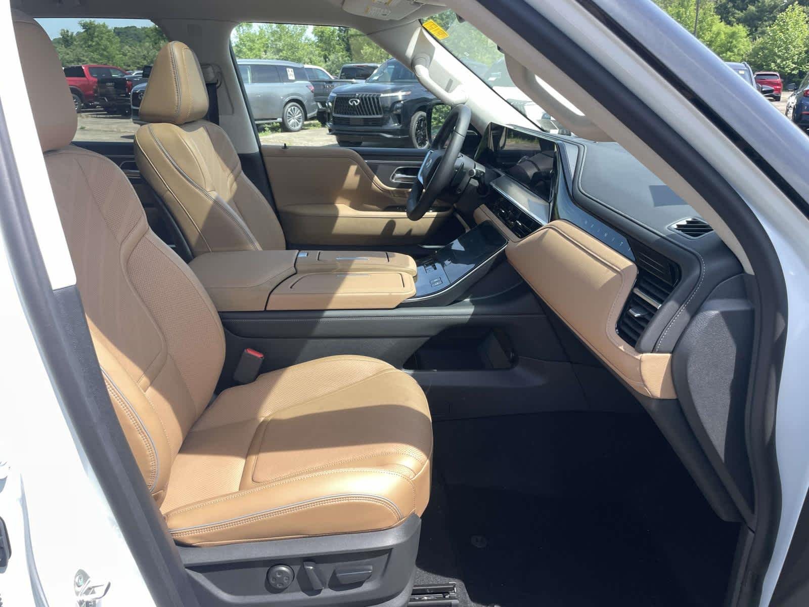 New 2026 Radiant White INFINITI LUXE image 23