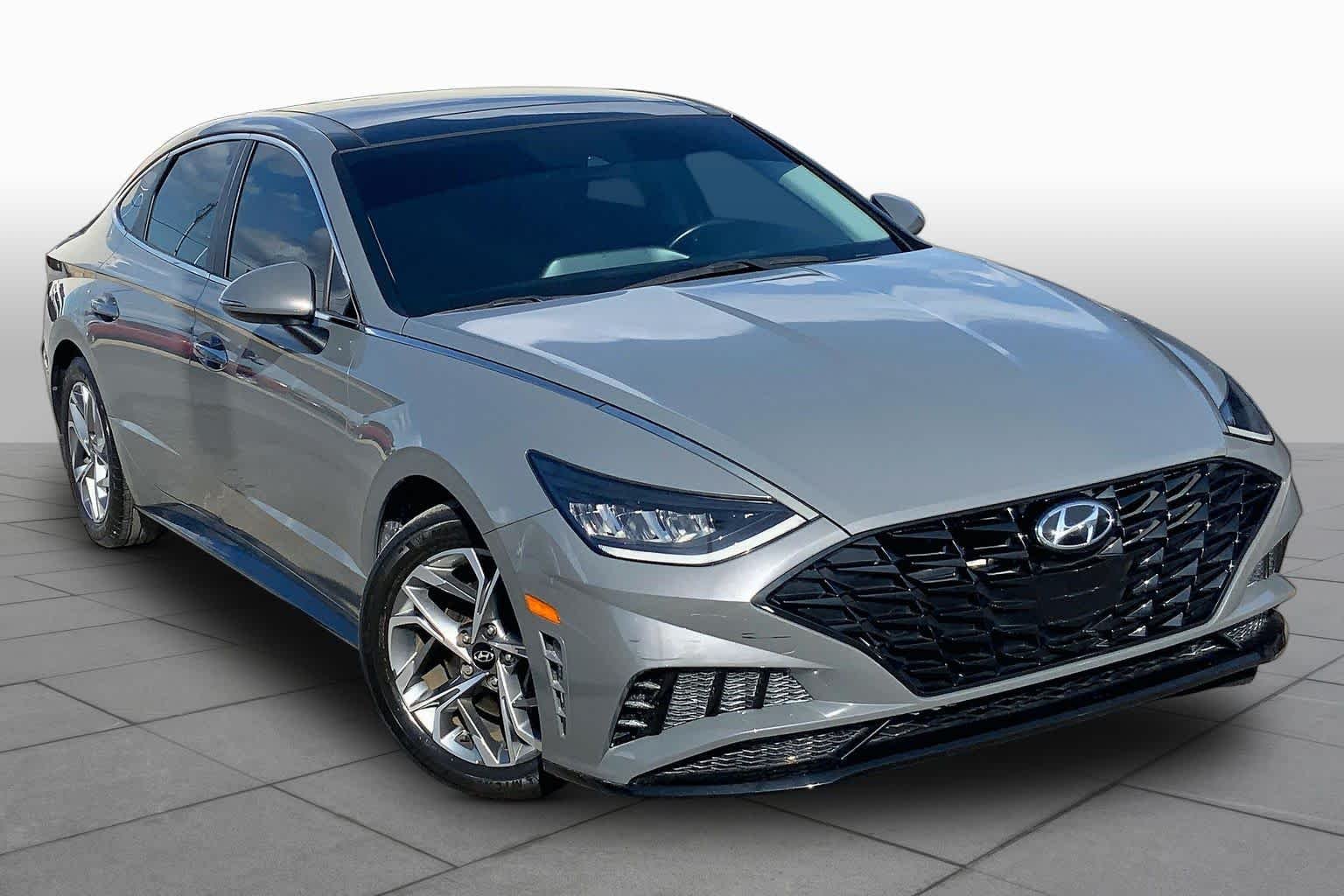 Used 2023 Hampton Gray Hyundai SEL image 3