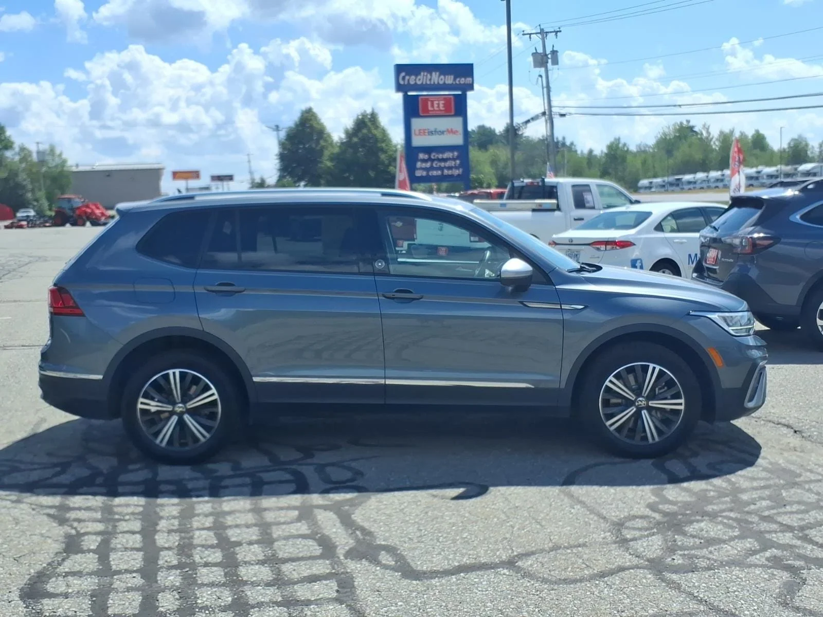 Used 2024 Platinum Gray Volkswagen 2.0T SE image 4