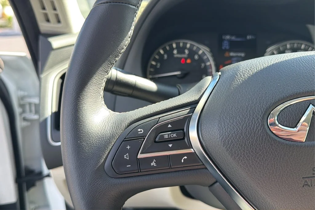 Used 2023 White INFINITI LUXE image 21
