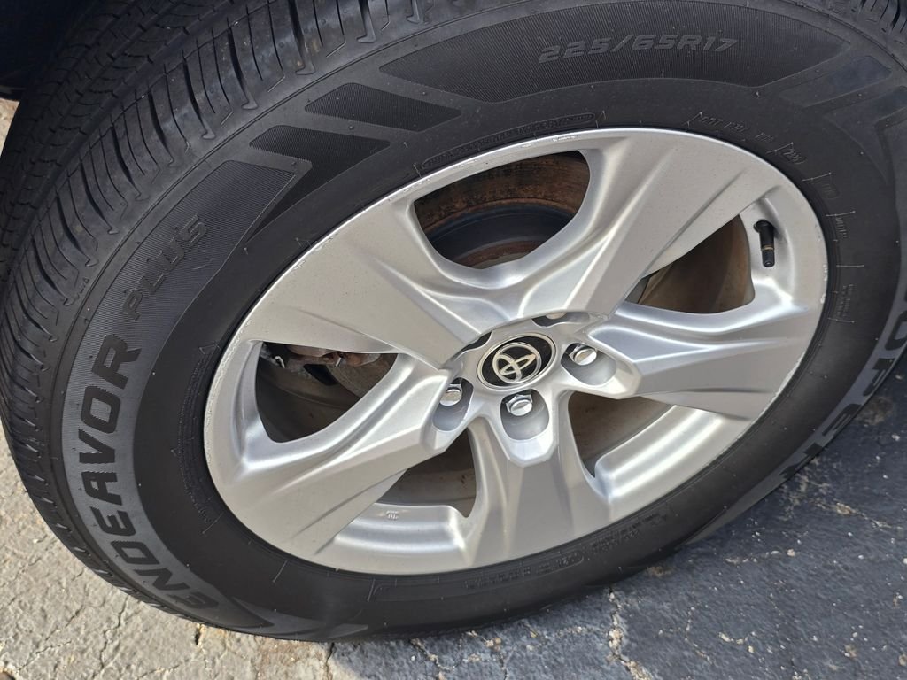 Used 2020 White Toyota XLE image 10