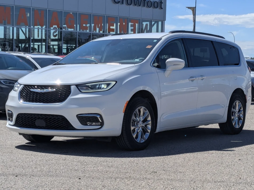 Certified Used 2022 White Chrysler Touring L - - AWD - Stow n Go Seating - 360 Cam - Remote Start - Pwr Sliding Doors & More! image 4