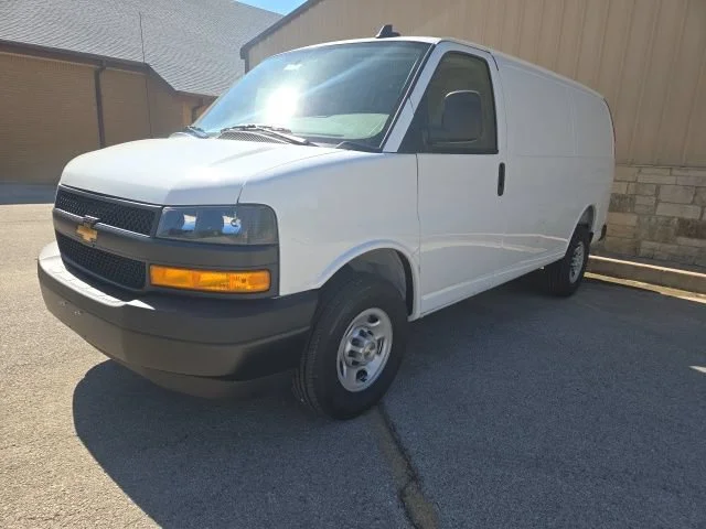 New 2025 Summit White Chevrolet WT image 2