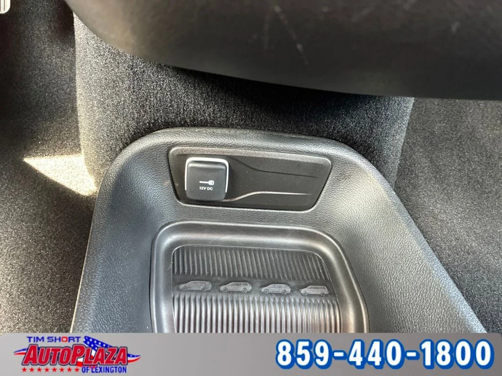 Used 2025 White Chrysler Select image 33