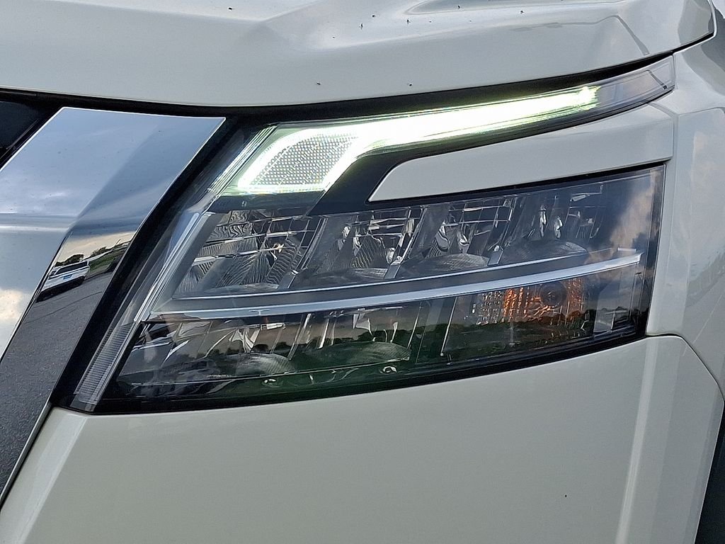 Used 2024 White Nissan SL image 10