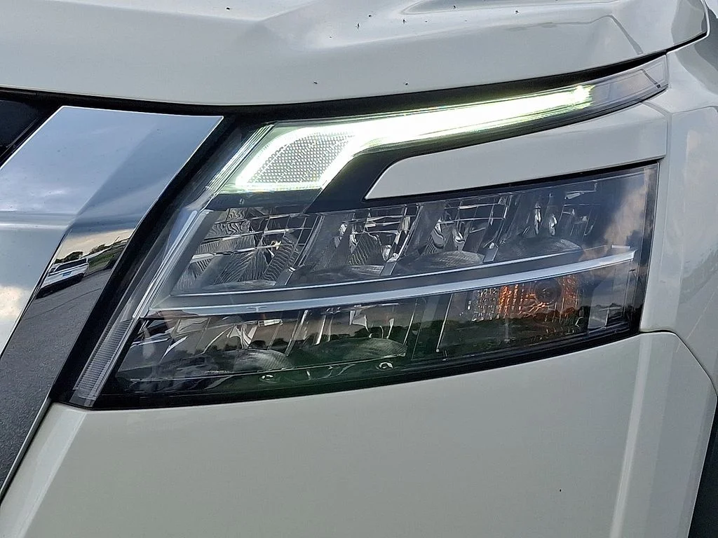 Used 2024 White Nissan SL image 10