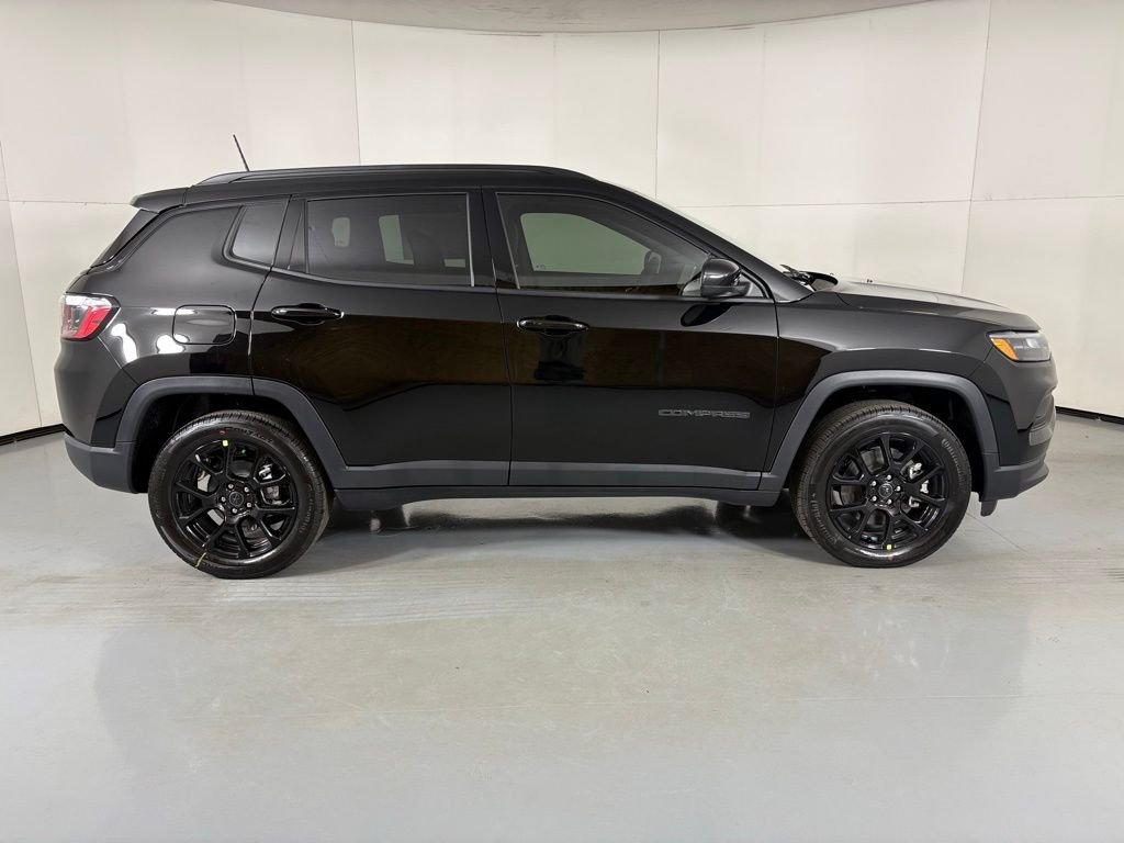 New 2026 Diamond Black Crystal Pearl-Coat Exterior Paint Jeep Latitude image 9